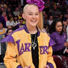Jojo siwa is an american singer, dancer and youtube personality who's famous for donning big bows in her hair and for her hit singles boomerang and hold the drama. Jojo Siwa Says She S Happy In Heartfelt Video About Coming Out E Online Deutschland