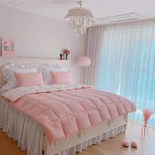 Sebelumnya kita sudah membahas pengertian naturalisme, realisme, kubisme dan surialisme. Ide Inspirasi Desain Kamar Tidur Romantis Bergaya Minimalis Sederhana Cocok Untuk Pasangan Pengantin Baru Homeshabby Com Design Home Plans Home Decorating And Interior Design