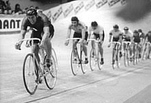 Il ciclismo su pista è un genere di competizioni di ciclismo che si svolge in un velodromo, cioè una pista formata da due rettilinei e da due curve particolarmente inclinate per vincere la forza centrifuga: Ciclismo Su Pista Wikipedia