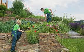 Während sie sich um ihre interessen kümmern, sorgen wir für attraktive und gepflegte außenanlagen. Garten Landschaftsbau Maschinenring Oberland