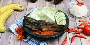 Selain bahan dasar daging, rendang menggunakan santan kelapa (karambia), dan campuran dari berbagai bumbu khas yang dihaluskan di antaranya cabai (lado), serai, lengkuas, kunyit, jahe, bawang putih, bawang merah dan aneka bumbu lainnya yang biasanya disebut sebagai pemasak. 12 Resep Dan Cara Memasak Ikan Lele Menjadi Berbagai Masakan Merdeka Com