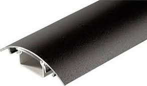 Gli impianti elettrici a vista sono spesso una scelta obbligata, ma possono trasformarsi in una soluzione di desgn. Canaline Cavi