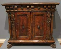 The football stadium has seating space of great amplitude. Credenza Wikipedia