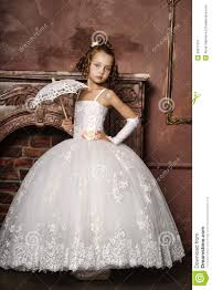Mädchen in einem hochzeitskleid in der natur, belgrad. Kleines Madchen Im Hochzeitskleid Stockbild Bild Von Kleid Handschuhe 26671307