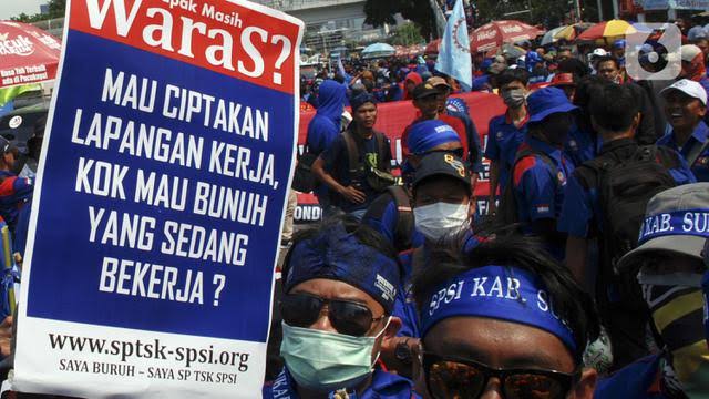 Gacerindo - Buruh yang tergabung dalam Gerakan Buruh Bersama Rakyat (Gebrak) akan mogok kerja sebagai respons terhadap Presiden Joko Widodo yang menandatangani omnibus law UU Cipta Kerja jadi UU Nomor 11 Tahun 2020.