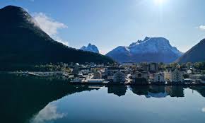 Like over åndalsnes sentrum og omgitt av de kjente romsdalsfjellene finner du fjellet nesaksla på 708 m.o.h. Andalsnes In Romsdal