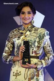 Sonam Kapoor In Anamika Khanna Announces L Oreal Paris Femina Women Awards Back in mumbai, priyanka attended the stardust awards wearing an anamika khanna long jacket and pants from the couture collection. sonam kapoor in anamika khanna