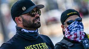 On monday, proud boys leader enrique tarrio was sentenced to over 5 months in jail for burning a black lives matter banner and for carrying two unloaded magazines when he was taken into custody. Enrique Tarrio Der Chef Der Proud Boys Verkauft Jetzt Black Lives Matter Shirts Stern De
