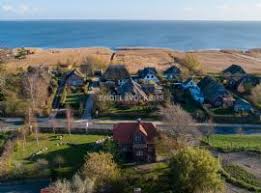 Häuser an der nordsee und auf den inseln sind kostspieliger als an der ostsee grundsätzlich sind seit jeher vor allem die wasserlagen des landes äußerst begehrt, entsprechend wirkt sich diese starke nachfrage aber in der regel auch auf den immobilienpreis aus. Renditeobjekte In Ahrenshoop Renditeimmobilien Kaufen