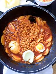 The first bite of the slightly spongy and pleasantly fragrant rice cake has such a. Tteokbokki The Beloved Spicy Chewy Rice Cake Dish Of Korea