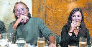 Joan manuel serrat i teresa (*barcelona, 27 de diciembre de 1943) es un cantautor catalán, una de las figuras más destacadas de la canción moderna en 1978 contrajo matrimonio con candela tiffón y un año después nació su hija maría. Aquellas Cosas De Serrat Joan Manuel Serrat Siete Vidas
