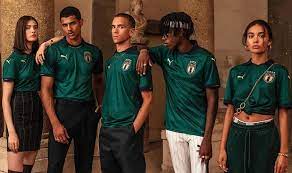 Nazionale di calcio dell'italia ) representou oficialmente a itália no futebol internacional desde sua primeira partida em 1910. Selecao Italiana Lanca Camisa Verde Inspirada No Renascimento Veja