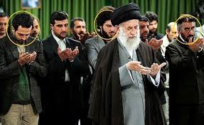 في الصورة السي د علي الخامنئي يصلي بفريق م سلسل يوسف الصديق يظهر فيها مصطفى زماني ممثل دور النبي يوسف عليه السلام حسين Academic Dress Fashion Dresses