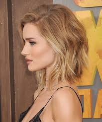 1001 Visions Magnifiques Au Carre Plongeant Boucle Coiffure Carre Plongeant Coupe De Cheveux Cheveux