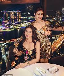Socialite jamie chua has the best photos on instagram, as affirmed by her 308k followers. Singapore S Instagram Queen Jamie Chua Twins With Lookalike Daughter Calista For Her 21st Birthday Daily Mail Online