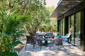 Un salon de jardin en plastique peut être intéressant pour sa facilité à être déplacé et surtout pour son prix très bas. Sixties Armchair For Outdoor Living Space