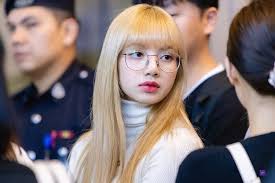 Thậm chí lisa còn đứng chung mâm với cả các nghệ sĩ nam, cô nàng đã đánh bại tất cả và chỉ chịu thua có baekhyun (exo) mà thôi. 10 Idols Who Look Like Sexy Ceos When They Rock A Pair Of Glasses Koreaboo
