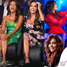 Difficile quindi scegliere un taglio corto, meglio invece affidarsi a tagli che lascino i capelli lunghi cadere sulle spalle. Tutti I Look Di Sabrina Ferilli A Tu Si Que Vales Look Da Vip