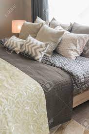 Doch welche möglichkeiten gibt es, ab und an neue stile auszuprobieren, das bett besonders modern, romantisch oder edel. Satz Kissen Auf Bett Im Gemutlichen Schlafzimmerinnenraum Lizenzfreie Fotos Bilder Und Stock Fotografie Image 76459180