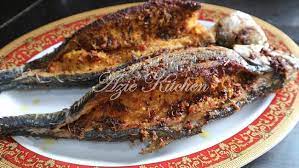 Sebelum sumbat dengan sambal kelapa tu, lumur sikit dengan garam. Ikan Cencaru Sumbat Sambal Kelapa Azie Kitchen