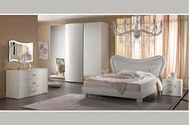 Camera da letto completa, compreso il fusto del letto matrimoniale con 2 comodini e l'armadio con 4 ante a battente, di cui 2 centrali con specchio. Amalfi Camere Da Letto Classiche Mobili Sparaco