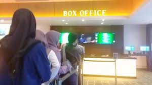 Cerita menarik dilan 1991 langsung saja streaming dan download film ini di nb21. Alasan Millenial Makassar Rela Antre Di Penayangan Perdana Film Dilan 1991 Halaman All Tribun Timur