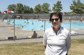 De Rares Piscines Ouvertes Durant La Canicule La Presse