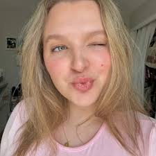 Ariana Grande는 그녀가 성형 수술을 한 적이 없다고 주장했습니다. 그녀의 최근 모습을 어떻게 평가하나요?