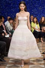 Sintesi di eleganza, gli abiti donna dior celebrano e reinterpretano incessantemente la passione per l'haute couture del suo fondatore. Abiti Sposa Dior Foto My Luxury
