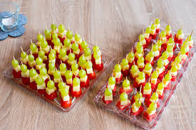 Fingerfood Mit Den Zutaten Tomaten Kase Melone Und Weintrauben Mit Zahnstochern Als Spiesse Schnell Zubereitet Sie Fingerfood Obstspiesse Fingerfood Schnell