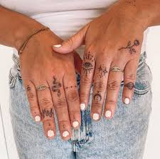 Idees De Tatouages Sur Instagram Retouche De L Ornement Des Doigts Apres Et Avant Swipe Petite Tattoos Hand Tattoos For Women Hand And Finger Tattoos