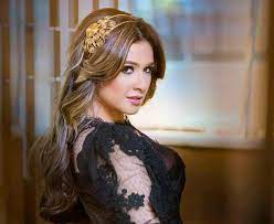 Jun 22, 2021 · بمناسبة ذكرى رحيل الفنانة المصرية سعاد حسني، قامت شقيقتها جيهان بعرض فساتينها المميزة لأول مرة عبر بث مباشر ببرنامج 90 دقيقة للرد على الاتهامات التي وجهت للأسرة بالتفريط في مقتنيات سعاد وبيعها لبعض الأثرياء بالمزاد. Ù…Ø¹Ù„ÙˆÙ…Ø§Øª Ø¹Ù† ÙŠØ§Ø³Ù…ÙŠÙ† Ø¹Ø¨Ø¯Ø§Ù„Ø¹Ø²ÙŠØ² Ù…Ø¬Ù„Ø© Ù‡ÙŠ