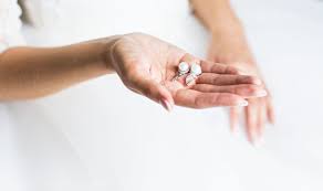 Lorsqu'on bricole, il peut arriver que de la colle forte reste collée à nos mains. Colle Instantanee 5 Utilisations De La Colle Super Glue Pour Femmes