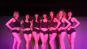 Les danseuses du crazy horse en pleine représentation au palace yauza à moscou, le 21 février 2013. Le Crazy Horse Recherche Danseuses D Origines Et De Cultures Metissees