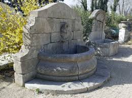 Magnifique Fontaine En Demie Lune Avec Socle Et Dauphin Cracheur D Eau Atelier Alain Bidal Fontaine Murale Fontaine Pierre Fontaine De Jardin