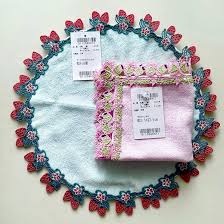 近沢レース 春摘みいちご サークル タオルハンカチ（Amazon.co.jp: 近沢レース 春摘みいちご＆桜餅 2点セット タオルハンカチ :  ファッション）