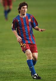 Он играет на позиции правый вингер. Lionel Messi Wikipedia