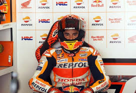 Geçen sezonun ilk yarışında kolu kırılan ve 9 ay pistlerden uzak kalan i̇spanyol pilot, kasım 2019'daki. Infortunio Marquez Motogp E Giallo Sulla Rottura Della Placca Honda Indaga