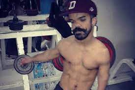 The midget dating app thus provides you a lot of options before you can start having a conversation. Meet The Hipster Dwarf With A Bodybuilder Physique Who Is Looking For Love Mirror Online