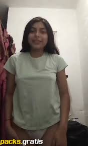 Eunisesdel desnuda on bed