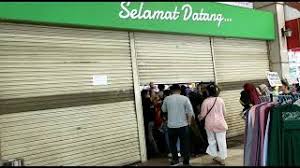 Ratusan warga mengantre untuk berbelanja saat obral besar jelang penutupan giant ekstra di kota pekanbaru, riau, selasa (9/2/2021). Giant Panam Tutup Mulai Bulan Depan Bangkrut Cakaplah Berpikir Berbuat Bercakap