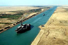 The suez canal, mostly man made, connects the mediterranean sea to the red sea through the gulf of suez. Suezkanal Die Grossten Kunstlichen Wasserwege Und Kanale