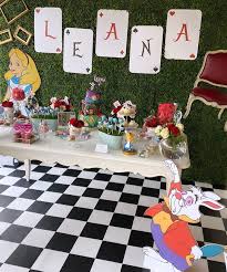 Pour l'anniversaire de votre enfant, vous organisez un anniversaire original sur le thème d' alice au pays des merveilles. Anniversaire Dreams Come True Events