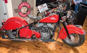 El headdress iluminado marca el camino, con un motor completamente cromado, defensas highway, controles de mano y faro en remolque. 4 252 Indian Motorcycle Photos Free Royalty Free Stock Photos From Dreamstime