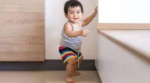 Berikut adalah gambar bayi lucu yang sedang belajar jalan. 13 Cara Melatih Bayi Berjalan Parenting Fimela Com