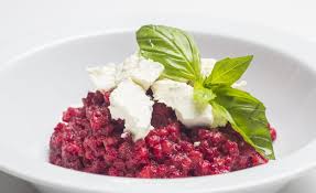 Realizzata con barbabietola precotta, prima saltata in padella con basilico fresco. Ricetta Dell Orzotto Con Barbabietole Feta E Basilico Veloce Ed Economico