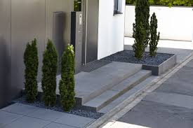 Eingangsbereich Aus Betonstufen Und Bodenbelagen Von Metten Tuja Bepflanzung Gestaltet Von Rheingrun Betonstufen Vorgarten Ideen Bepflanzung