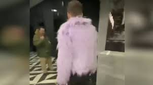 Далее гостей отвезли в квартиру, где они переждали ночь. Video Proisshestviya Izbienie Byuti Blogera Andreya Petrova I Ego Priyatelya Popalo Na Video