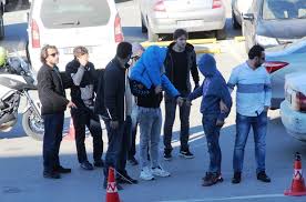 .bir işyerinde uyuşturucu madde sattıkları öne sürülen 3 şüpheli, polisin düzenlediği operasyonla yakalandı. Bodrum Da Uyusturucu Operasyonu 5 Tutuklama Mugla Haberleri