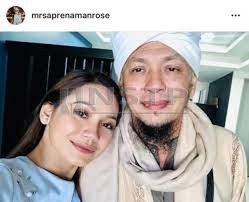 Oktvia mewarisi dar4h seni yang diwarisi ibu bapanya, allahyarham rosnah mohd noor dan iwan dangdut. Papa Tak Lupa Ingatkan Saya Solat Lima Waktu